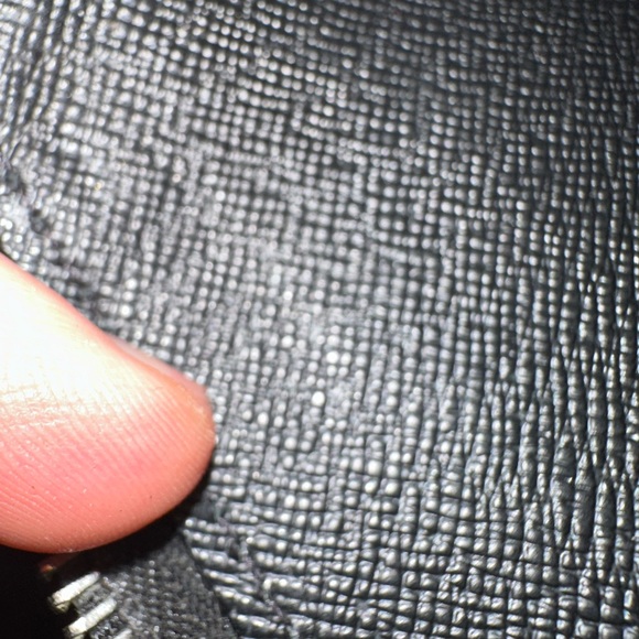 Authentic Louis Vuitton Zippy Wallet Black EPI Leather - Picture 10 of 11